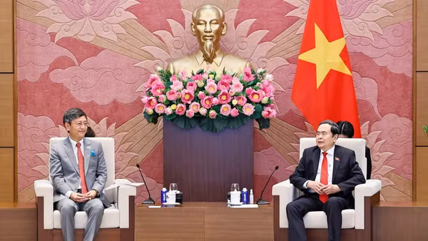 Chủ tịch Quốc hội Trần Thanh Mẫn tiếp Đại sứ Đặc mệnh toàn quyền Cộng hòa Ấn Độ tại Việt Nam Tshering W. Sherpa. (Ảnh: TTXVN)