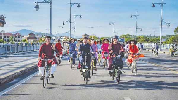 Thành phố Huế thường có những ngày dành cho áo dài.