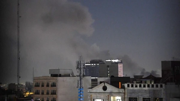 Khói bốc lên sau vụ tấn công tại Tehran, Iran, ngày 1/3/2026. (Ảnh: THX/TTXVN)