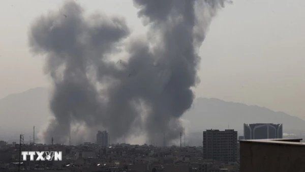 Khói bốc lên sau một vụ nổ ở thủ đô Tehran, Iran ngày 28/2. (Ảnh: The Times of Israel/TTXVN)
