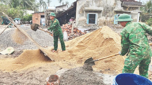 Cán bộ, chiến sĩ Đồn Biên phòng Xuân Hòa thi công các hạng mục, giúp gia đình chị Kiều sớm ổn định cuộc sống