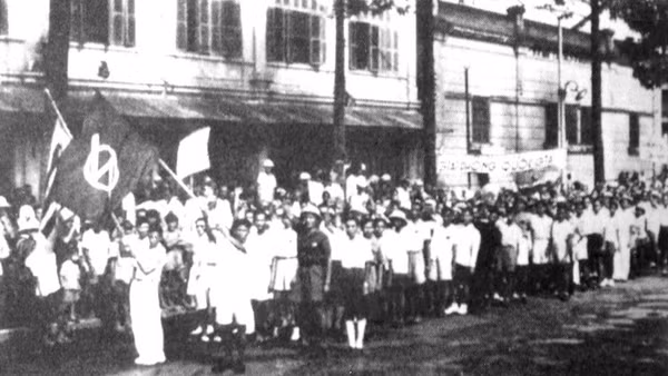 Thanh niên Tiền phong tại Sài Gòn biểu dương lực lượng trong những ngày Cách mạng Tháng Tám 1945. (Ảnh: Bảo tàng Thành phố Hồ Chí Minh)