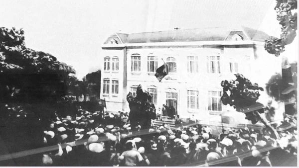 Nhân dân tham gia khởi nghĩa giành chính quyền ở thành phố Vinh tháng 8/1945. (Ảnh tư liệu: baonghean.vn)