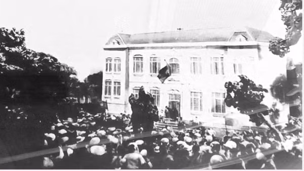 Nhân dân tham gia khởi nghĩa giành chính quyền ở thành phố Vinh tháng 8/1945. (Ảnh tư liệu: baonghean.vn)