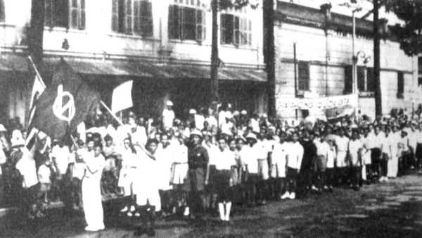 Thanh niên Tiền phong tại Sài Gòn biểu dương lực lượng trong những ngày Cách mạng Tháng Tám 1945. (Ảnh: Bảo tàng Thành phố Hồ Chí Minh)