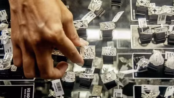 Nhân viên trưng bày các món đồ trang sức bằng bạc tại một cửa hàng trang sức ở Kotagede, Yogyakarta, Indonesia. (Ảnh: Tân Hoa xã)