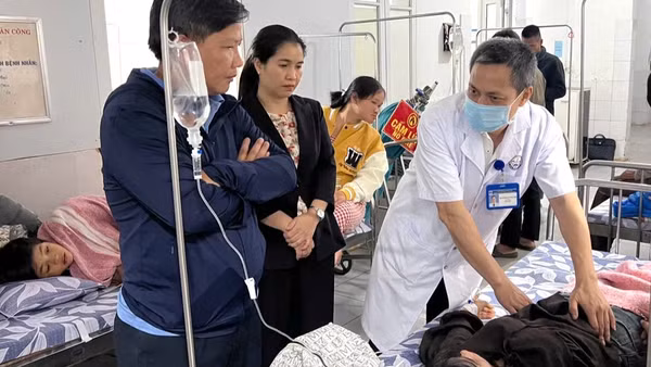Đại diện lãnh đạo Ủy ban nhân dân xã Tân Lập đến bệnh viện thăm hỏi, động viên các bệnh nhân.
