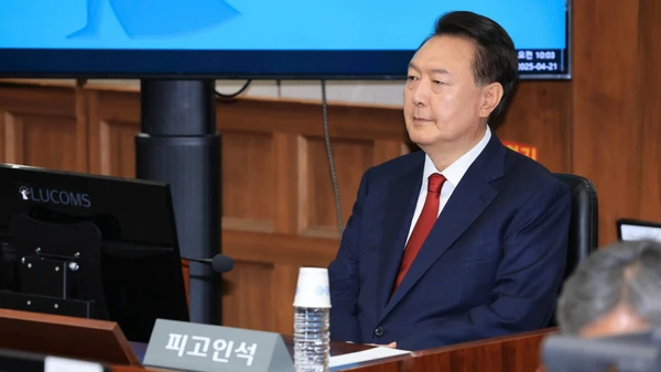 Cựu Tổng thống Hàn Quốc Yoon Suk Yeol tại phiên điều trần ở Seoul ngày 21/4/2025. (Ảnh: THX/TTXVN)