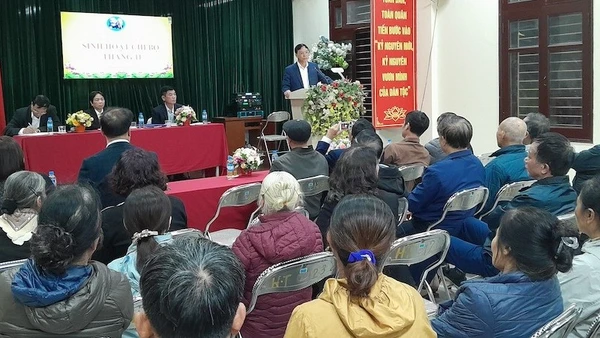 Bí thư Đảng ủy phường Long Biên Nguyễn Mạnh Hà phát biểu tại buổi sinh hoạt chi bộ tổ dân phố 30.