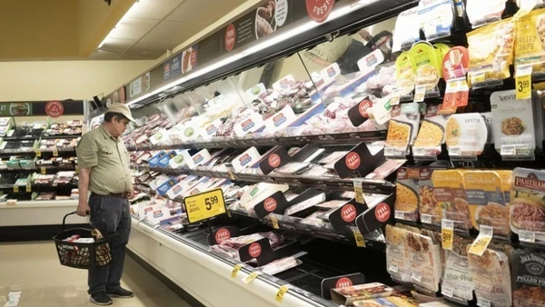 Người dân mua sắm tại một siêu thị ở Millbrae, bang California, Mỹ. (Ảnh: THX/TTXVN)