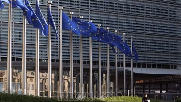 Cờ Liên minh châu Âu (EU) tại trụ sở Ủy ban châu Âu (EC) ở Brussels, Bỉ. (Ảnh: THX/TTXVN)