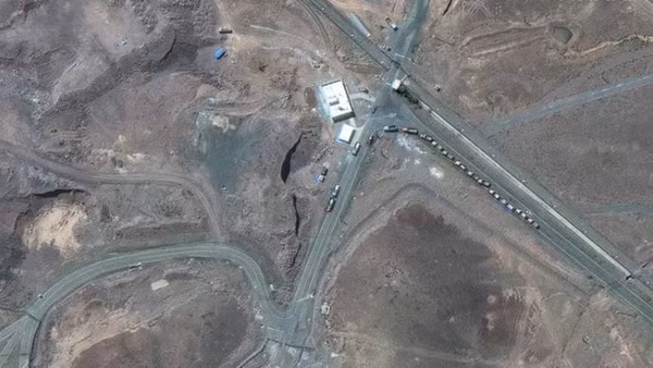 Các xe tải chở hàng di chuyển tại lối vào cơ sở hạt nhân ở tỉnh Qom, Iran. (Ảnh: AA/TTXVN)