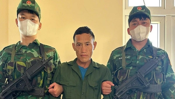 Đối tượng Mùa A Chà (ở giữa) khi bị lực lượng chức năng bắt giữ cùng tang vật. (Ảnh: ANH DŨNG)