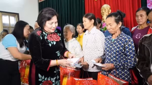 Đại diện Liên hiệp hội Phụ nữ Việt Nam tại Đức trao quà tặng phụ nữ nghèo huyện Yên Định (tỉnh Thanh Hóa) trong chương trình Tết ấm áp, xuân yêu thương 2024.