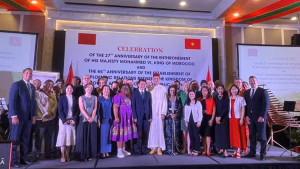 Các đại biểu dự buổi chiêu đãi kỷ niệm lần thứ 27 Ngày lên ngôi của Quốc vương Morocco Mohammed VI. (Ảnh: VŨ KIÊN)