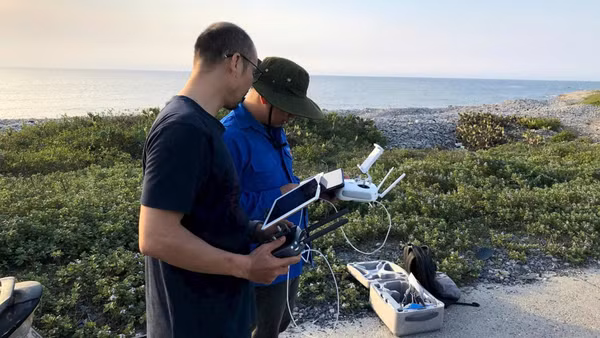 Sử dụng UAV dân dụng cỡ nhỏ để quan trắc, giám sát hệ sinh thái tại đảo Bạch Long Vĩ (thành phố Hải Phòng). (Ảnh: HIẾU THẢO)