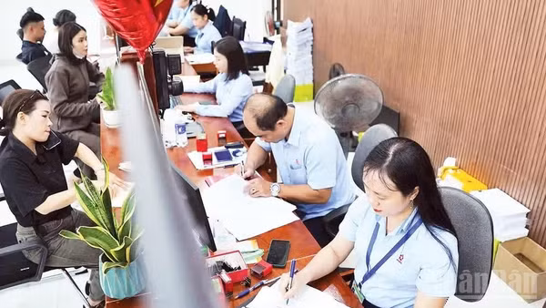 Cán bộ làm việc tại Trung tâm phục vụ hành chính công phường Hải Châu, Đà Nẵng. (Ảnh: ANH ĐÀO)
