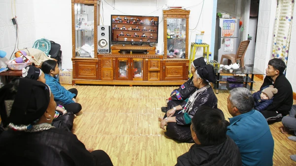 Đồng bào các dân tộc xã biên giới Xín Mần, tỉnh Tuyên Quang xem trực tiếp phiên khai mạc đại hội.