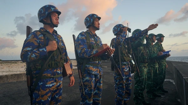 Công tác huấn luyện, sẵn sàng chiến đấu được duy trì cao độ tại Trường Sa, góp phần bảo vệ biên cương của Tổ quốc, đóng góp vào sự thành công của Đại hội đại biểu toàn quốc lần thứ XIV của Đảng. (Ảnh: TRUNG HƯNG)