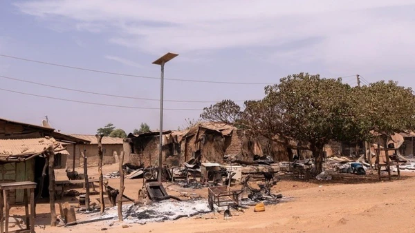 Cảnh tàn phá sau vụ tấn công của các nhóm vũ trang tại khu vực Woro và Nuku thuộc bang Kwara, Nigeria ngày 5/2. (Ảnh: Anadolu Agency/TTXVN)