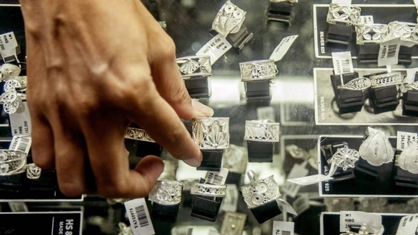 Các món trang sức bạc được trưng bày tại một tiệm vàng bạc ở Indonesia. (Ảnh: Tân Hoa xã)