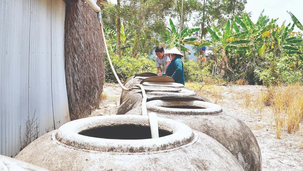 Tận dụng các lu bồn để hứng và dự trữ “nước trời” vẫn là giải pháp cầm cự của người dân trong những tháng khô hạn.