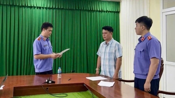 Cơ quan điều tra VKSND tối cao tống đạt quyết định tố tụng đối với bị can Lê Quốc Việt. (Ảnh: Cơ quan điều tra VKSND tối cao)