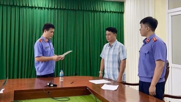 Cơ quan điều tra VKSND tối cao tống đạt quyết định tố tụng đối với bị can Lê Quốc Việt. (Ảnh: Cơ quan điều tra VKSND tối cao)