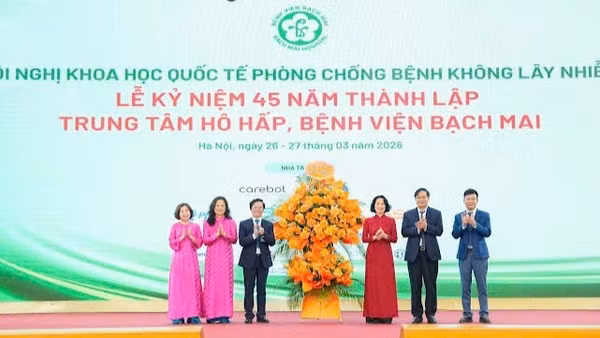 Thứ trưởng Y tế Nguyễn Thị Liên Hương chúc mừng những kết quả Trung tâm Hô hấp, Bệnh viện Bạch Mai đã đạt được trong 45 năm thành lập.