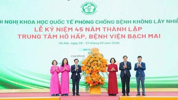 Thứ trưởng Y tế Nguyễn Thị Liên Hương chúc mừng những kết quả Trung tâm Hô hấp, Bệnh viện Bạch Mai đã đạt được trong 45 năm thành lập.