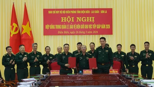 Lãnh đạo Ban Chỉ huy Bộ đội Biên phòng ba tỉnh: Điện Biên, Sơn La, Lai Châu trao biên bản ghi nhớ phối hợp quản lý, bảo vệ biên giới tiếp giáp giữa ba tỉnh. 