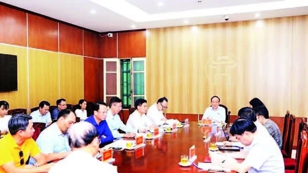 Đồng chí Nguyễn Ngọc Tuấn, Chủ tịch Hội đồng nhân dân thành phố Hà Nội tiếp công dân. (Ảnh: QUỐC TOẢN)