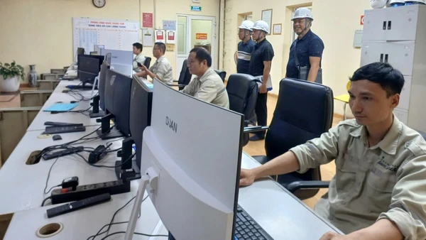 Vận hành nhà máy điện rác ở Gia Bình, Bắc Ninh. (Ảnh NAM PHONG)