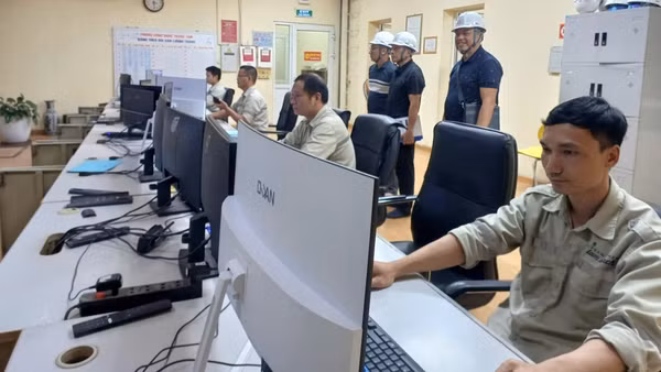 Vận hành nhà máy điện rác ở Gia Bình, Bắc Ninh. (Ảnh NAM PHONG)