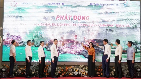 Các đồng chí lãnh đạo tỉnh Phú Thọ thực hiện nghi thức bấm nút phát động chương trình kích cầu du lịch Phú Thọ.