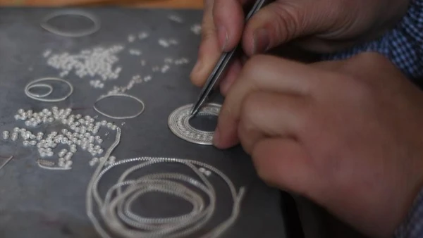 Nghệ nhân chế tác bạc tại Quý Châu, Trung Quốc. (Ảnh: Tân hoa xã)