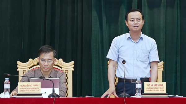 Đồng chí Hà Văn Hùng, Ủy viên Ban Thường vụ, Trưởng Ban Tuyên giáo Dân vận Hà Tĩnh làm rõ thêm các nội dung về lễ kỷ niệm tại buổi họp báo.