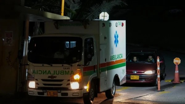 Xe cứu thương chuyển nạn nhân bị thương trong vụ rơi máy bay quân sự tới bệnh viện ở Bogota, Colombia, ngày 23/3/2026. (Ảnh: THX/TTXVN)