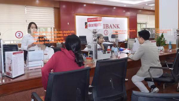 Khách hàng giao dịch tại chi nhánh ngân hàng Agribank.