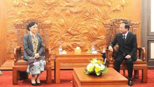 Đồng chí Trịnh Văn Quyết (bên phải) tiếp đồng chí Inlavan Keobounphanh.