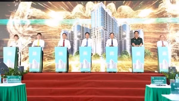 Các đại biểu thực hiện nghi thức khởi công dự án khu nhà ở xã hội Him Lam-Phúc Lợi.