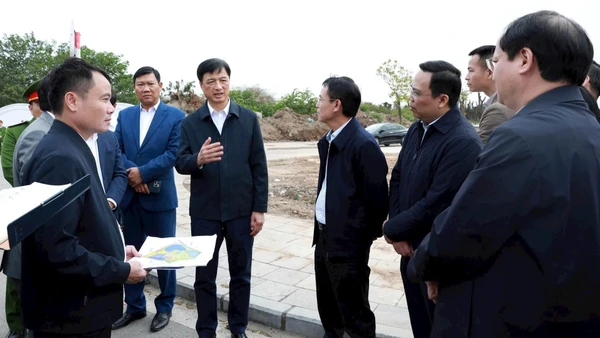 Bí thư Thành ủy Hà Nội Nguyễn Duy Ngọc nghe giới thiệu về hạ tầng và công tác xây dựng Công viên Chu Văn An. (Ảnh: chinhphu.vn)