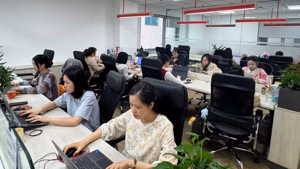 Nhân viên Công ty cổ phần Truyền thông Luật Việt Nam sử dụng nền tảng ứng dụng AI hỗ trợ tra cứu, phân tích và rà soát pháp lý.