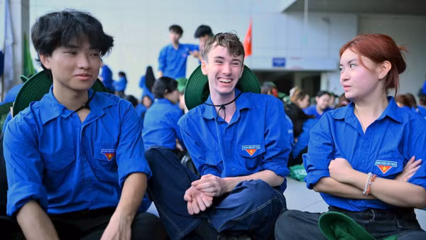 Toby James Foster (ở giữa) cùng bạn bè trước giờ lên đường tham gia chiến dịch tình nguyện “Mùa hè xanh” năm 2026.