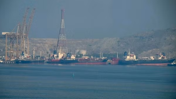 Tàu chở dầu tại cảng container Khor Fakkan, cảng nước sâu ở ngoài khơi thành phố Sharjah, Các Tiểu vương quốc Arab thống nhất, dọc eo biển Hormuz. (Ảnh: philstar.com/TTXVN)