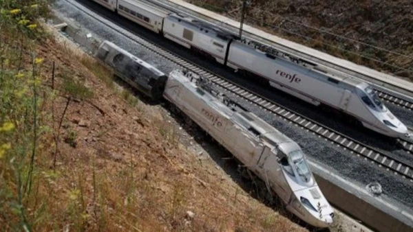 Một toa của đoàn tàu trật bánh đã bị lật ngửa hoàn toàn. (Ảnh: Ref/TTXVN)