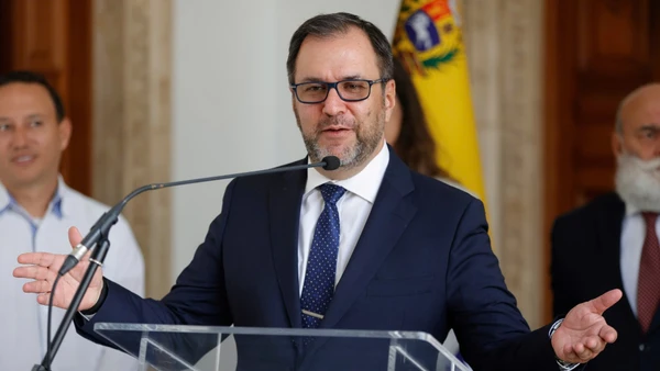 Ngoại trưởng Venezuela Yvan Gil công bố bức thư của Tổng thống nước này Nicolas Maduro gửi tới lãnh đạo các quốc gia khu vực Mỹ Latinh và Caribe, trong đó nhấn mạnh hành động leo thang căng thẳng của Mỹ đối với Venezuela đe doạ khu vực. (Ảnh: THX/TTXVN)