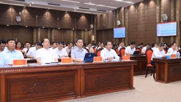 Các đại biểu dự hội nghị triển khai các Chương trình hành động của Ban Thường vụ Thành ủy Hà Nội thực hiện Nghị quyết Hội nghị lần thứ hai. (Ảnh: QUANG THÁI)