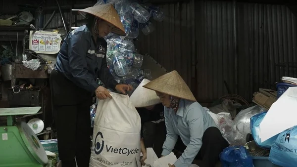 Những "Chiến binh xanh" và hành trình 5 năm hồi sinh rác thải nhựa.