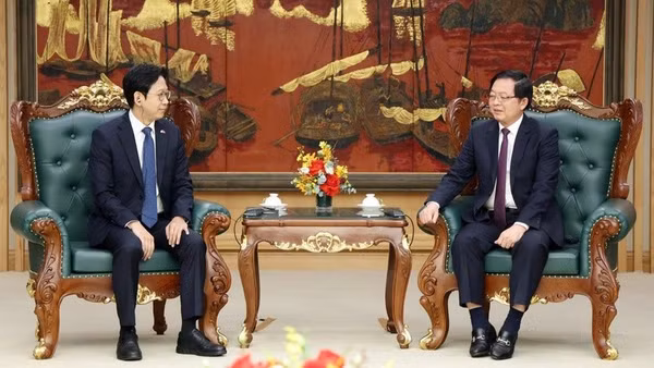Phó Thủ tướng Hồ Quốc Dũng tiếp Phó Thủ tướng kiêm Bộ trưởng Khoa học và Công nghệ thông tin Hàn Quốc Bae Kyung Hoon. (Ảnh: baochinhphu.vn)